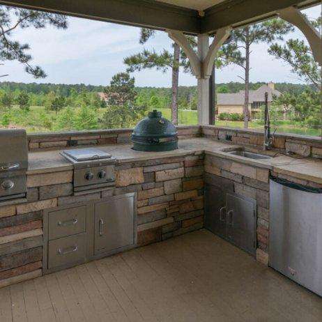 Outdoor Kitchens & Grills